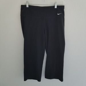 Nike Women’s Solid Black Athletic Capris Size M